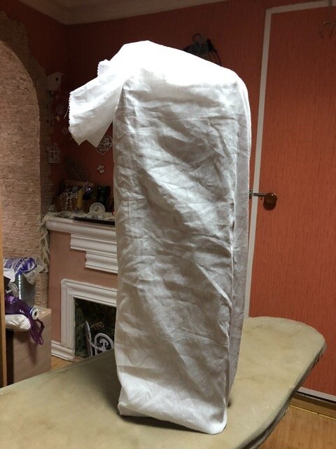 Сверху нужно оставить хвостик