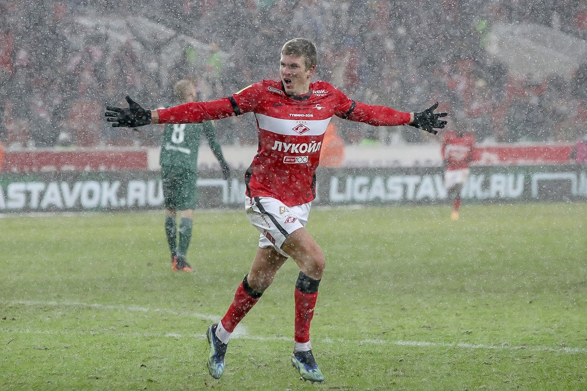 По игровому принципу считаю, что приз лучшего игрока матча должен был получить Ларссон. Но по-человечески все сделано правильно. Приз достался Соболеву (в день рождения забить 2 мяча - это красиво). Фото официального сайта ФК Спартак Москва.