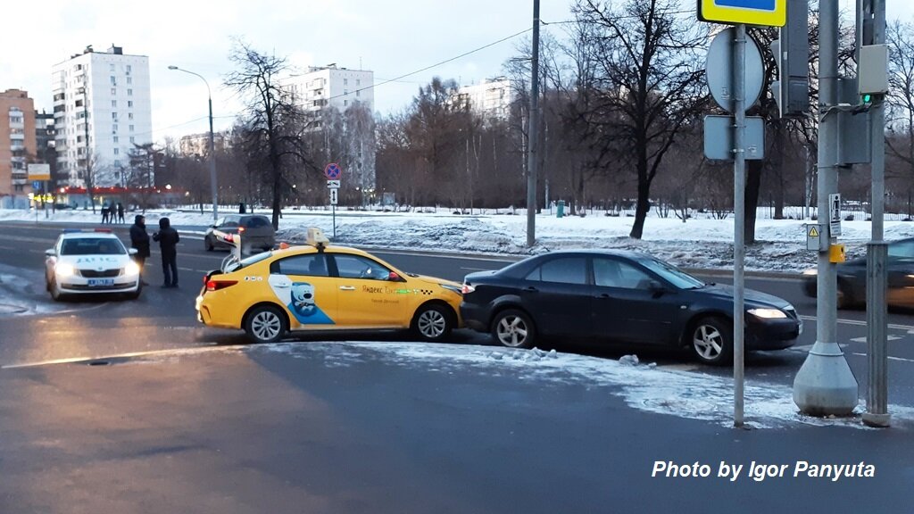 Типичная мелкая авария при выезде с второстепенной (или с прилегающей территории) на главную дорогу с поворотом направо