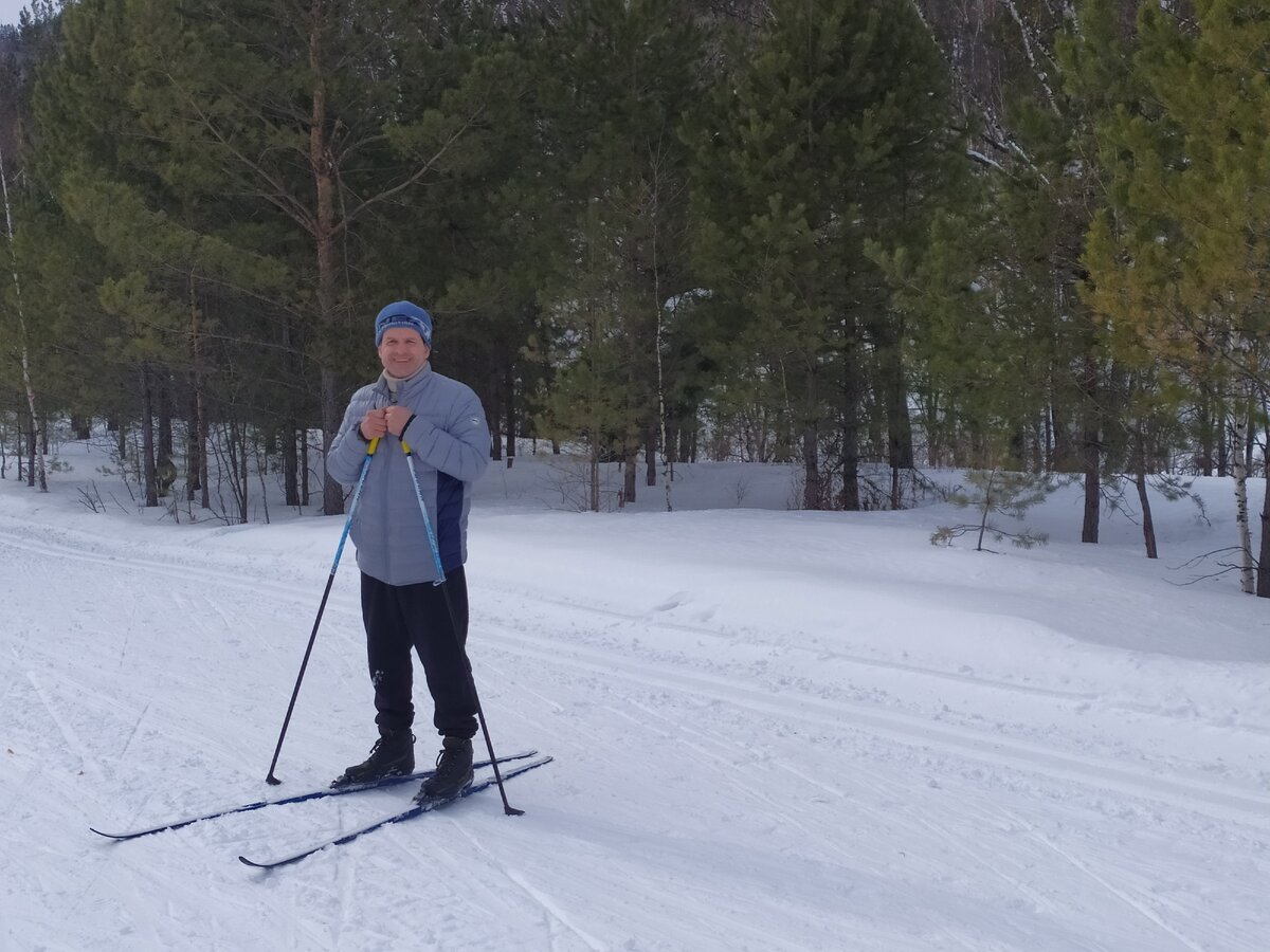 Муж потому такой радостный, что все подъёмы уже позади, и наша прогулка близится к концу :))) Фото из личного архива.