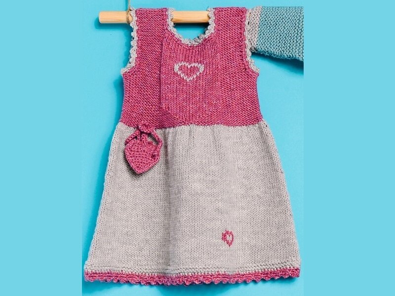 Серо-розовое меланжевое платье для девочки спицами