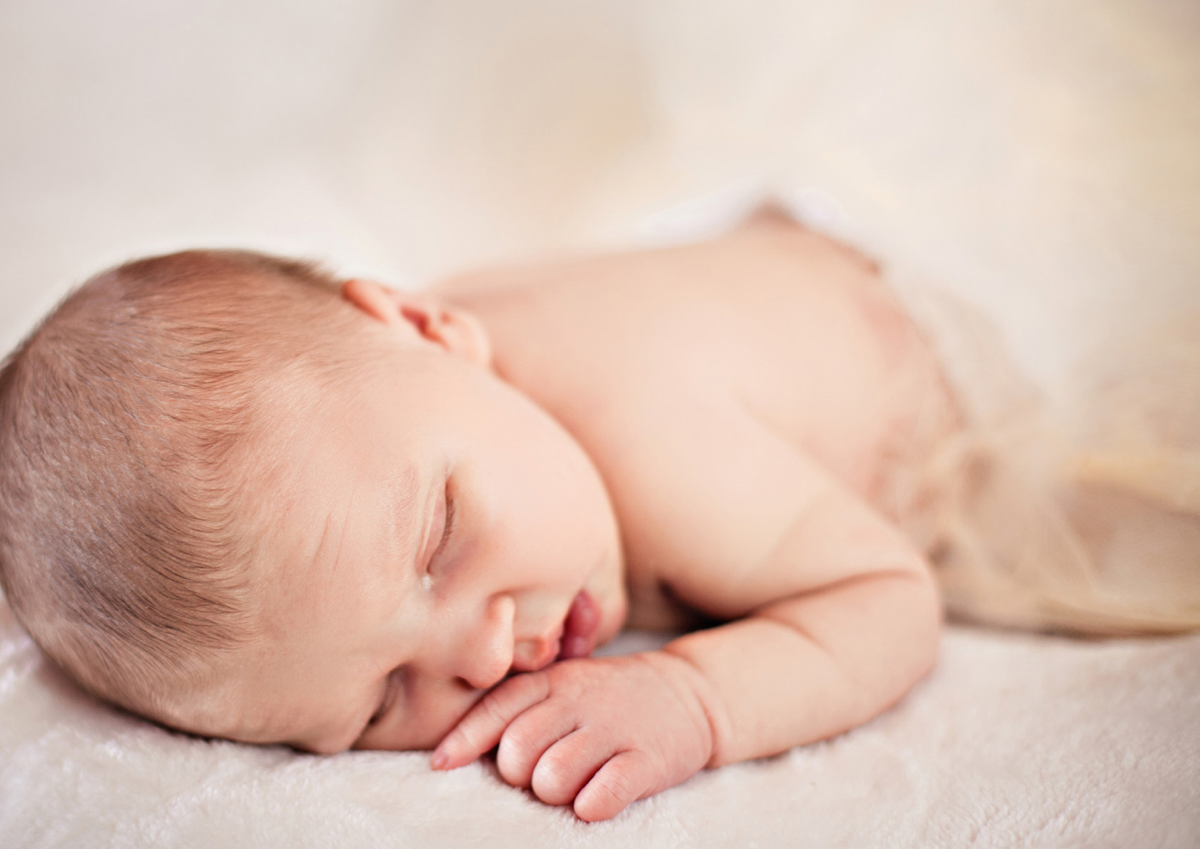 Ребенок 5 - 6 месяцев спит на животе