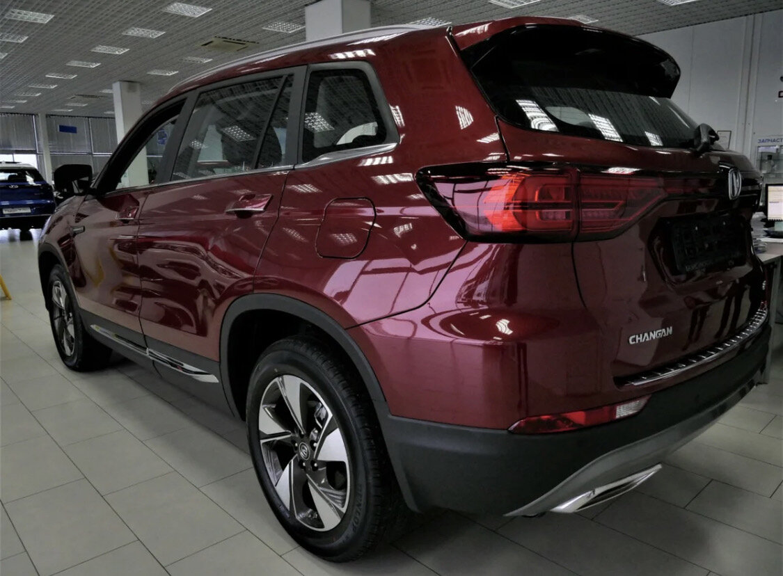 Ну а задняя часть (не смог полностью сфоткать, машина уж слишком близко стоит к стене), также с светодиодной полоской, красивая оптика, много пластика по низу бампера и "спойлер" на заднем окне также современная тенденция в дизайне авто.