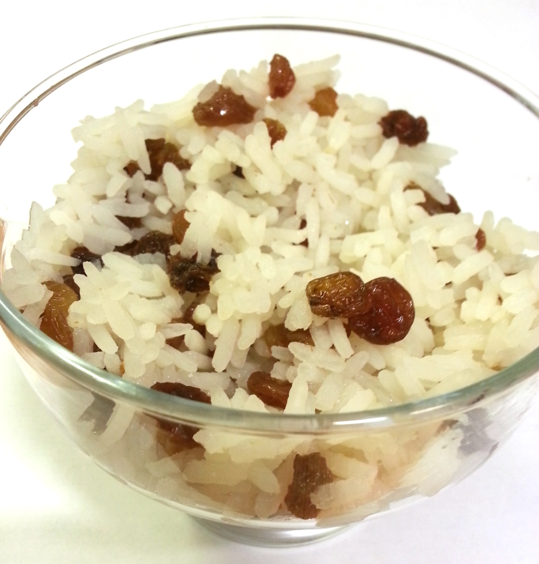 На поминки рис с изюмом как называется. Кутья поминальная рис. Кутья рисовая с изюмом. Кутья с рисом. Рисовая каша кутья.