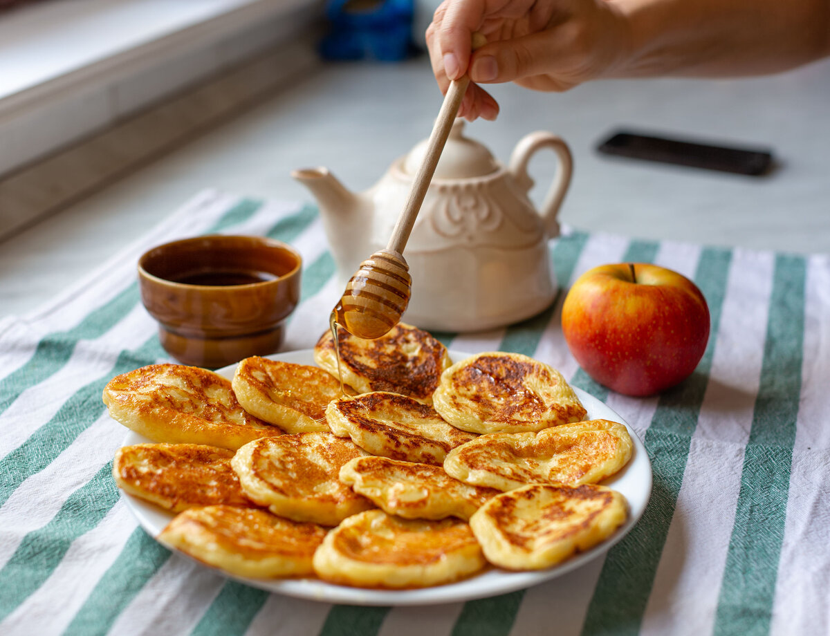 Пышные оладушки на кефире с яблоками: проверенный рецепт