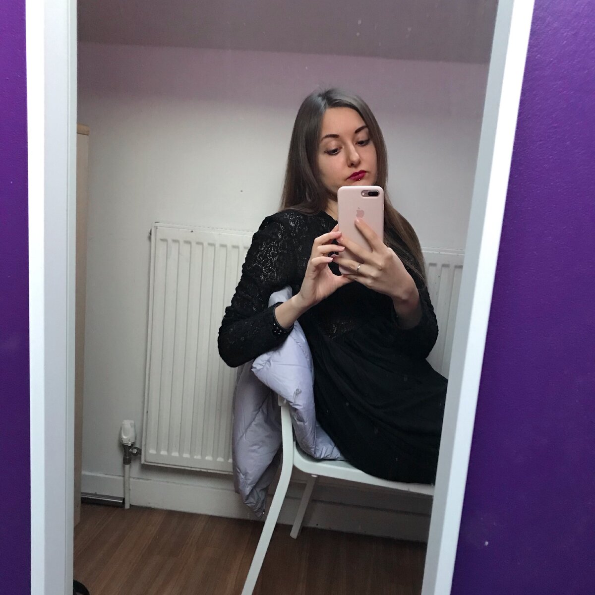 это я в январе 2020 в Эдинбурге, последний раз, когда я купила новое платье)