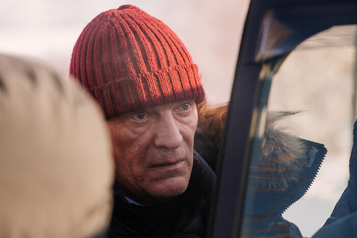 Хорошо, когда пропитое лицо легко устроить без сложного грима. Русские выглядят именно так. Шапочка вообще шедевральна.