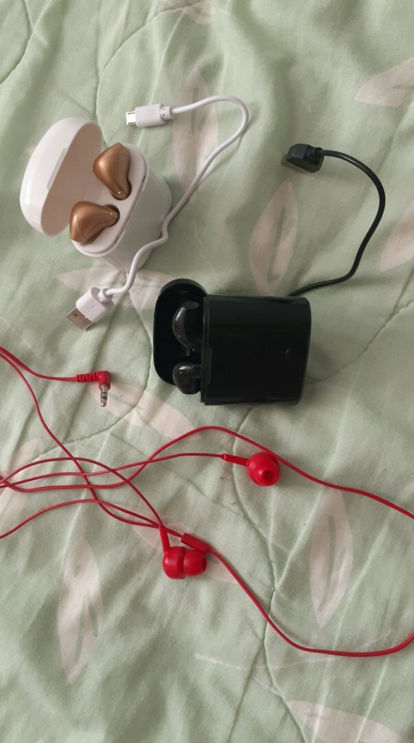 Наши с мужем наушники. Теперь в моем пользовании - только красные.