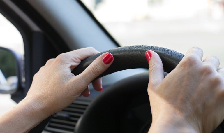 Многие девушки не сразу садятся за руль после получения водительских прав. Причин для этого много: нет собственной машины, муж не дает пользоваться авто и т.д.-2