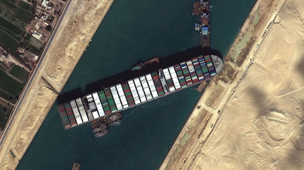 Корабль закрыл Суэцкий канал: Экономика убита