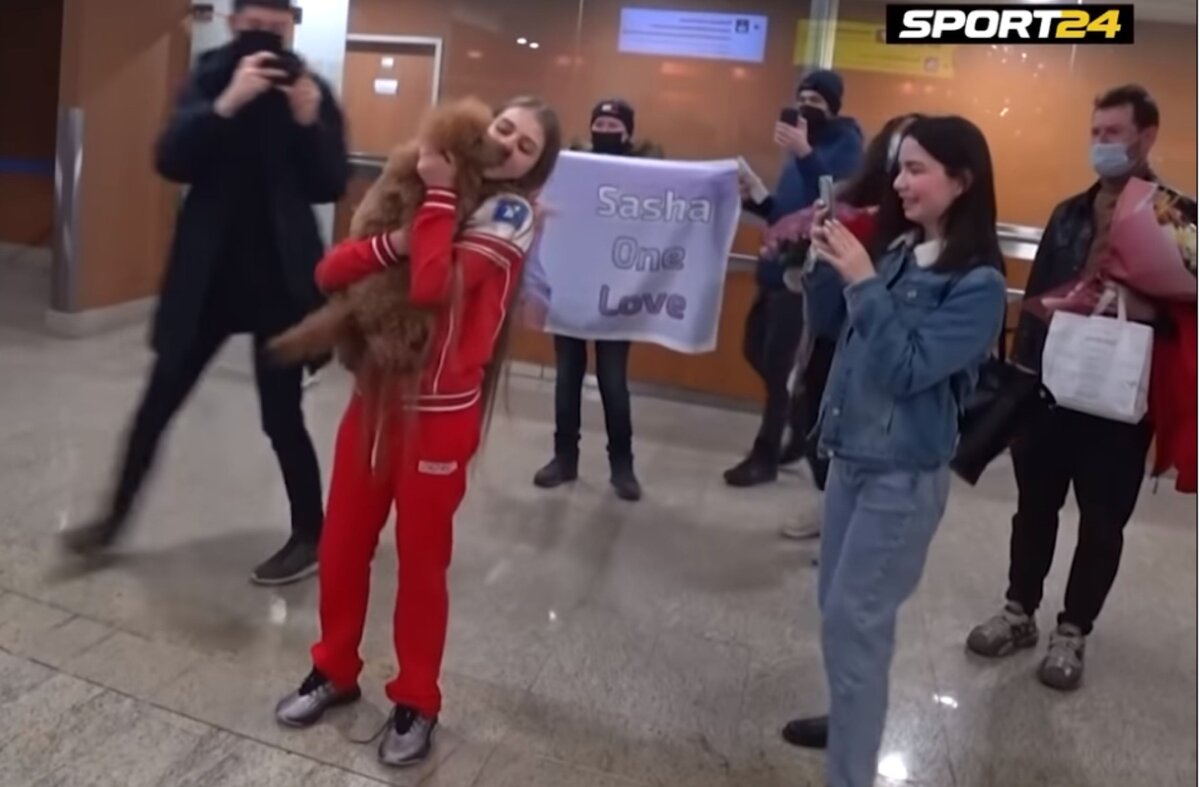 Александра Трусова в аэропорту встретилась с собакой. Скриншот видео с ютуб канала sport24