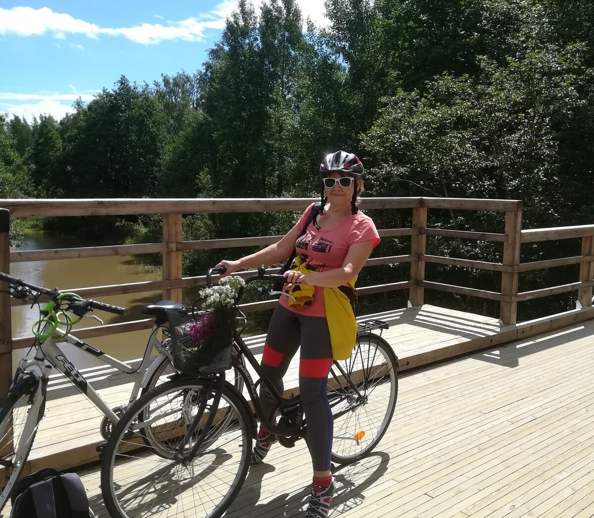 Нам не нужна машина, в ней нет никакой необходимости, ведь у нас есть велосипеды