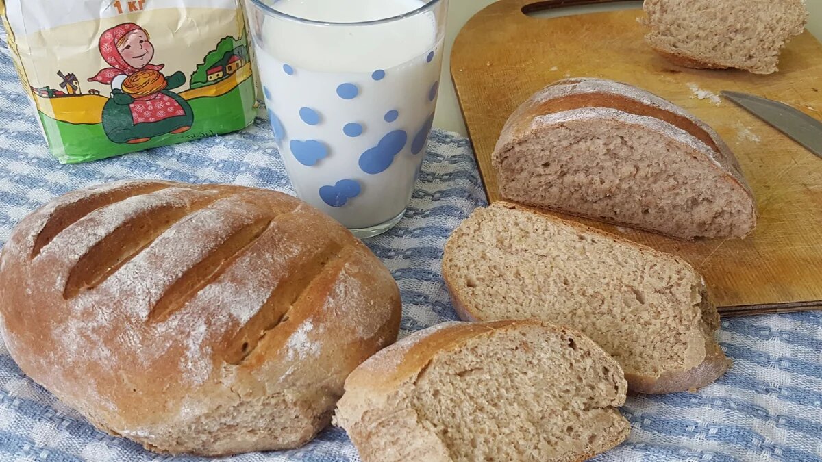 Ингредиенты для двух серых батонов хлеба с отрубями: 200 мл.теплой воды и 50 мл.молока (можно взять овсяное, если его нет, то общий объем теплой воды будет 250 мл); 1 стакан ржаной муки; 1.5 стакана пшеничной муки; 2 ст.л. отрубей; 2 ч.л. сахара; 1 ч.л. соли; 2 ч.л. сухих дрожжей (7 грамм).