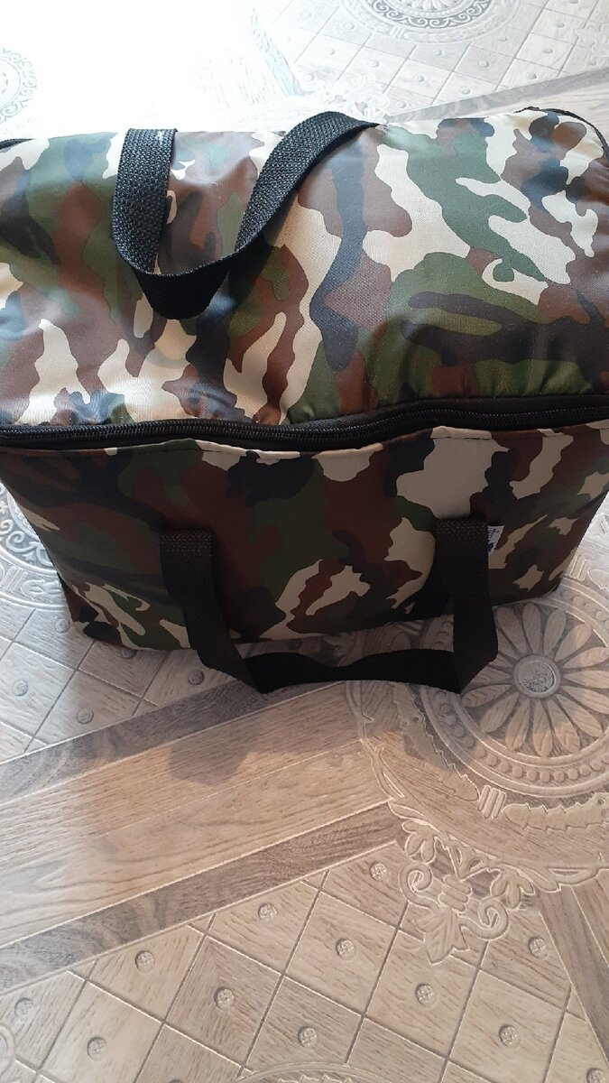 Термосумка. Она уже заполнена. Осталось место на овощи и посуду.