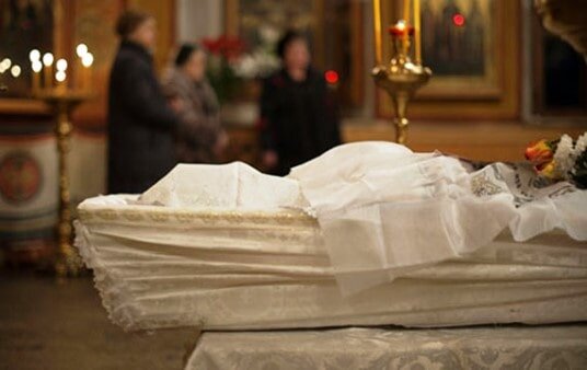 Как одевают умерших и что кладут в гроб к покойнику.