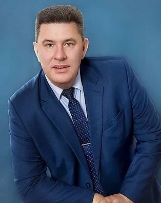 Может кому-то и трудно поверить, что деревенский мальчик пятилетнего возраста, не в совершенстве умевший писать и считать, в своем малом возрасте уже знал некоторые торговые термины, имел представление о технологии работы склада, особенностях приёмки и размещения товара в магазинах, но… это действительно было так!
Артем Дегтярев
