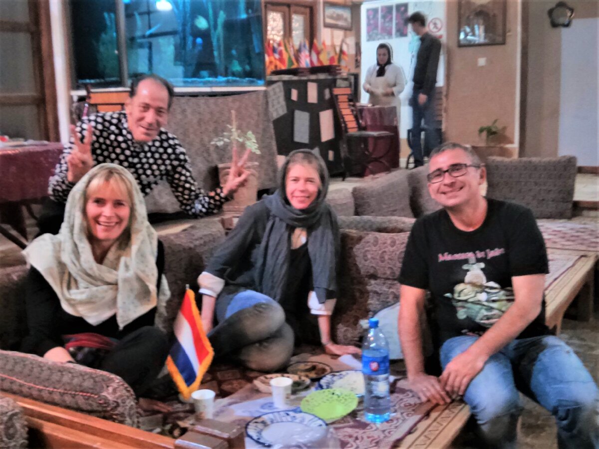 Люсия и Моник из Голландии, Али родом из Хузестана, а мы с мужем из России, на заднем плане жена Али и сын. Йезд, Иран