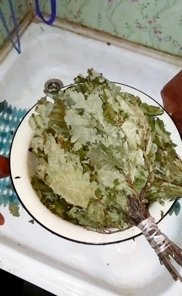 Веник напитывается водой