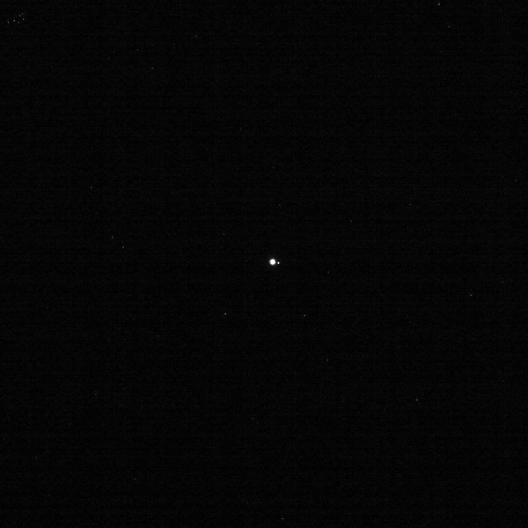 Земля и Луна с расстояния 63,6 млн. км | NASA
