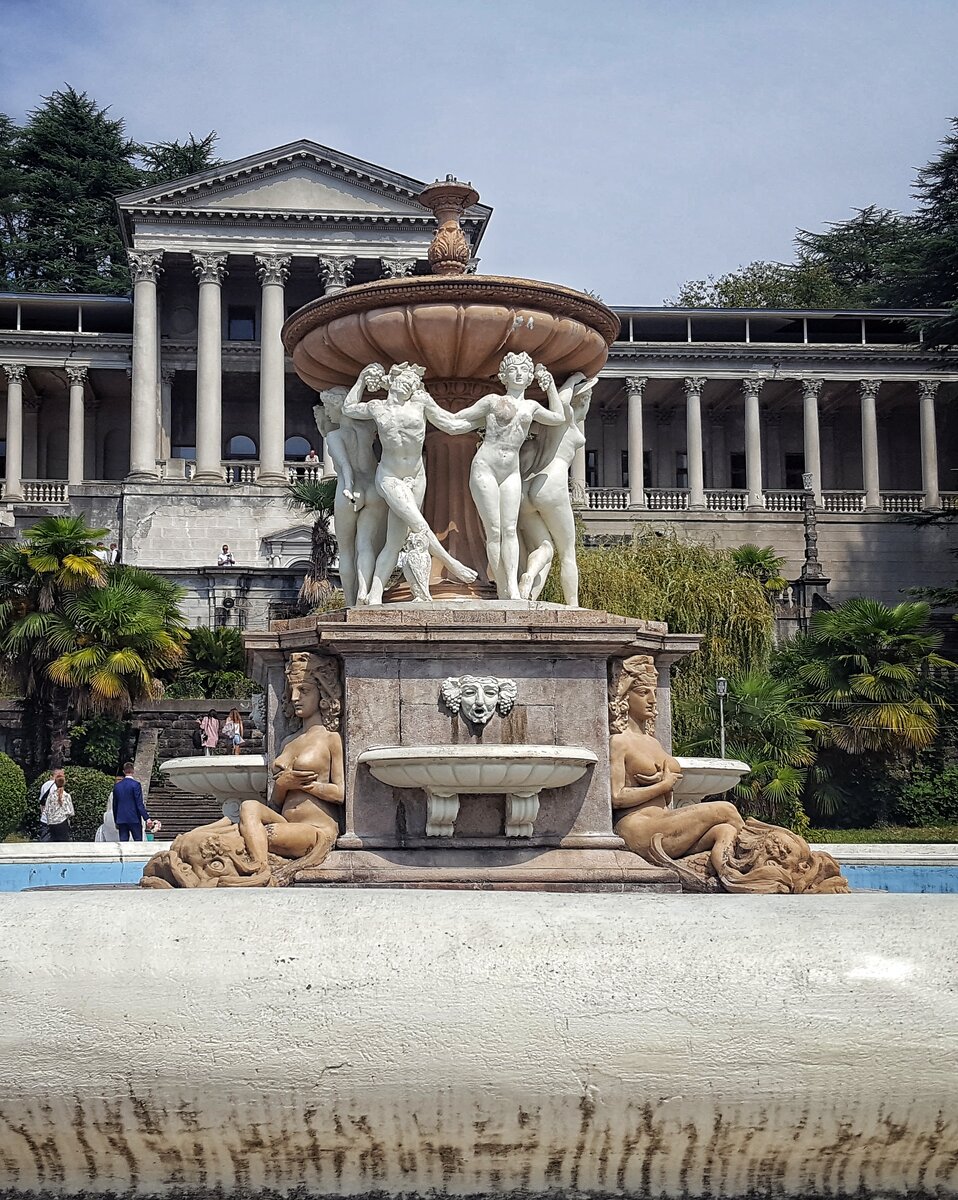 Фонтан "Танцующие вакханки"