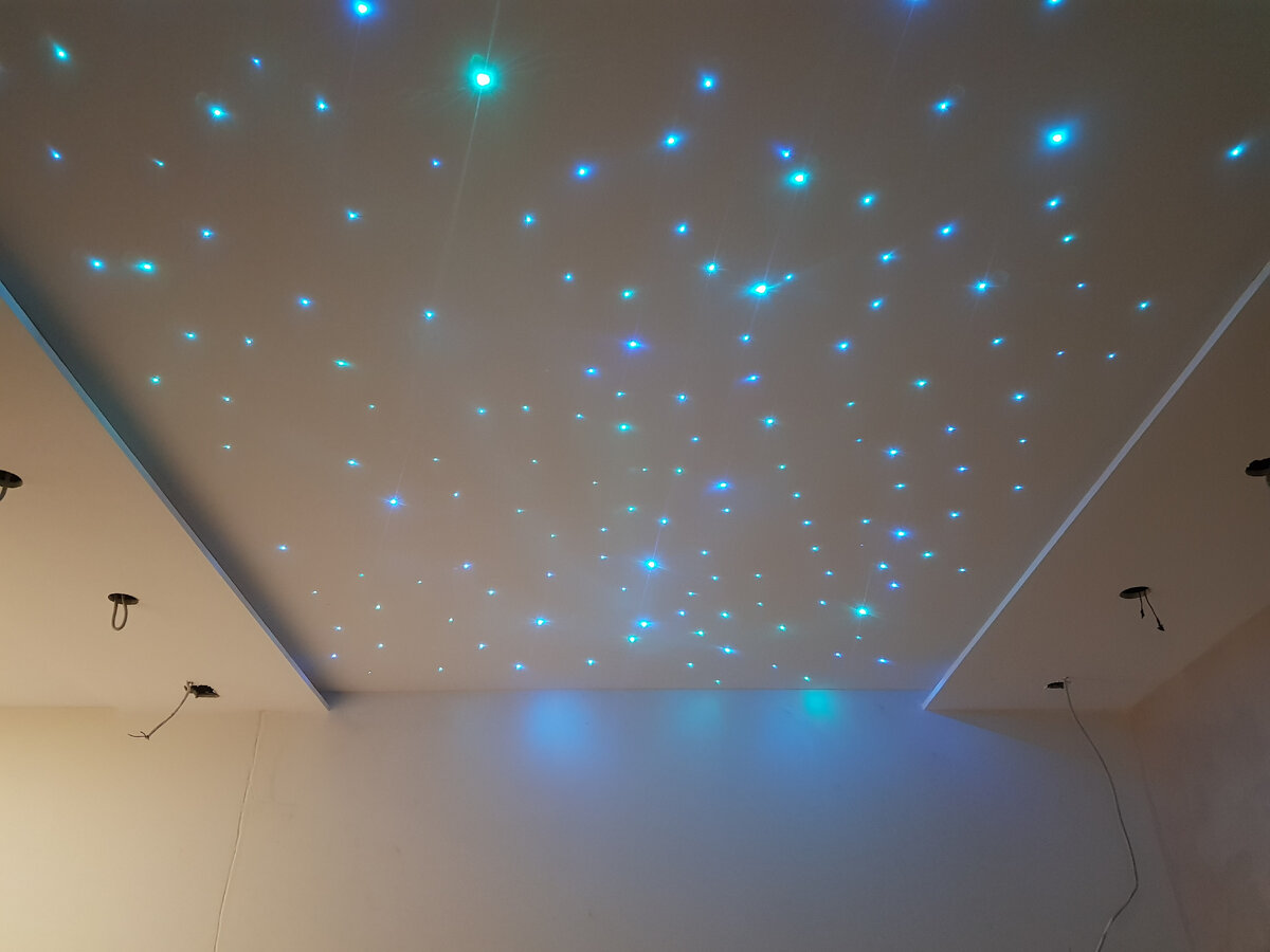 Звездное небо на натяжном потолке в детской