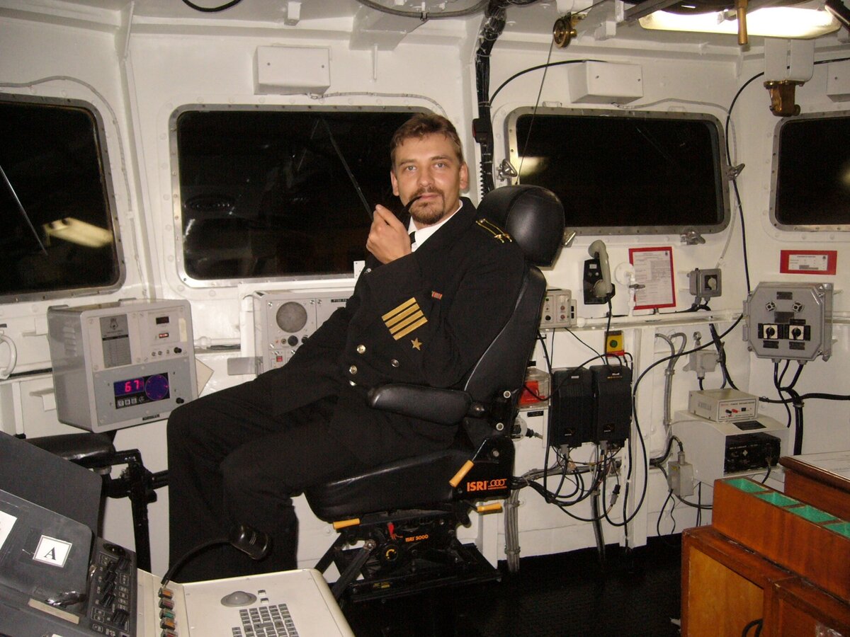 В командирском кресле в ходовой рубке ук "Бразил". 