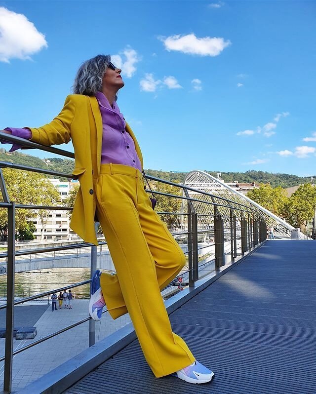 Желтый красиво подчеркивает седину