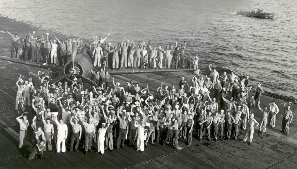 Лётный класс и экипаж корабля на взлетной полосе тренировочного авианосца USS Wolverine. 1943 год.