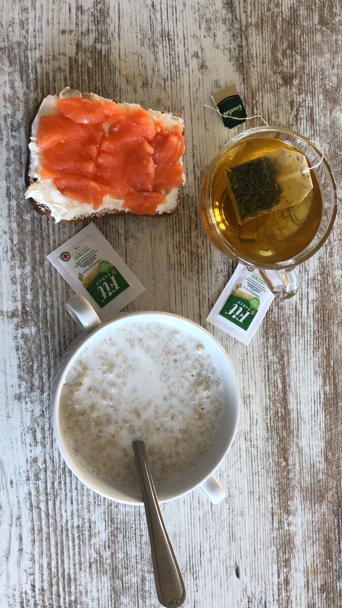 Каша овсяная на молоке 1,5%,хлеб цельнозерновой со сливочным сыром и слабосоленой рыбой,чай зелёный с лимоном и фитпарадом.В каше тоже фитпарад-люблю сладкое)