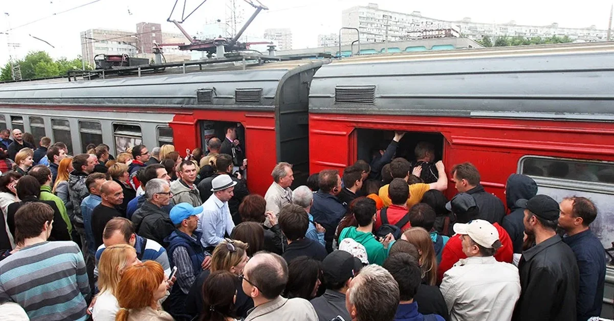 Поезд можно считать. Поезд электричка. Толпа в электричке. Электричка много народу. Электричка в час пик.