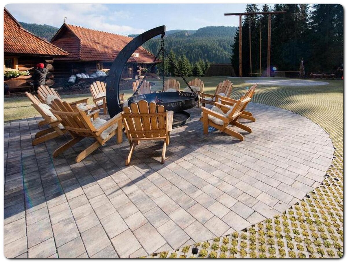  С плиткой двор участка выглядит красиво и ухоженно