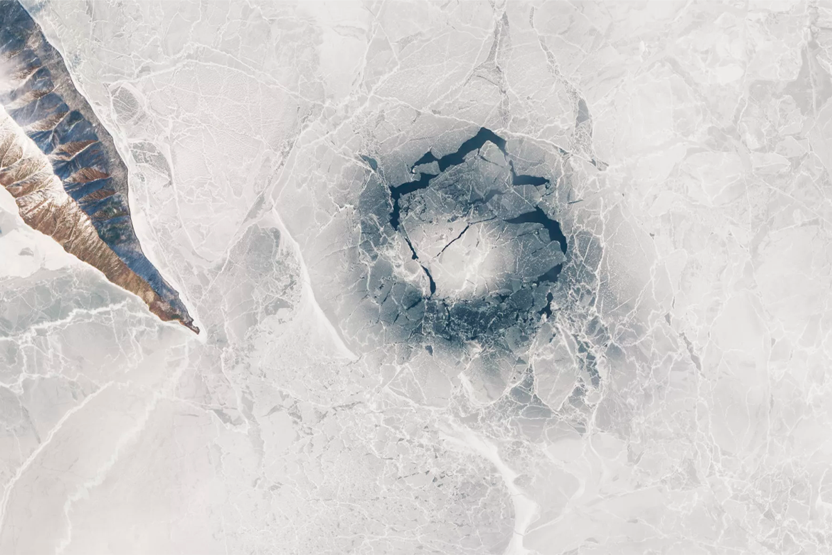 Темные кольца Байкала. Темные кольца на озере Байкал. Круги на льду Байкала. Ледовые кольца на Байкале. Озера образовавшиеся в разломах