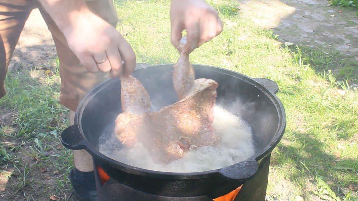 Шашлык в казане на костре. Для казана и шашлыков. Курица в казане на костре. Шашлык в казане с картошкой.