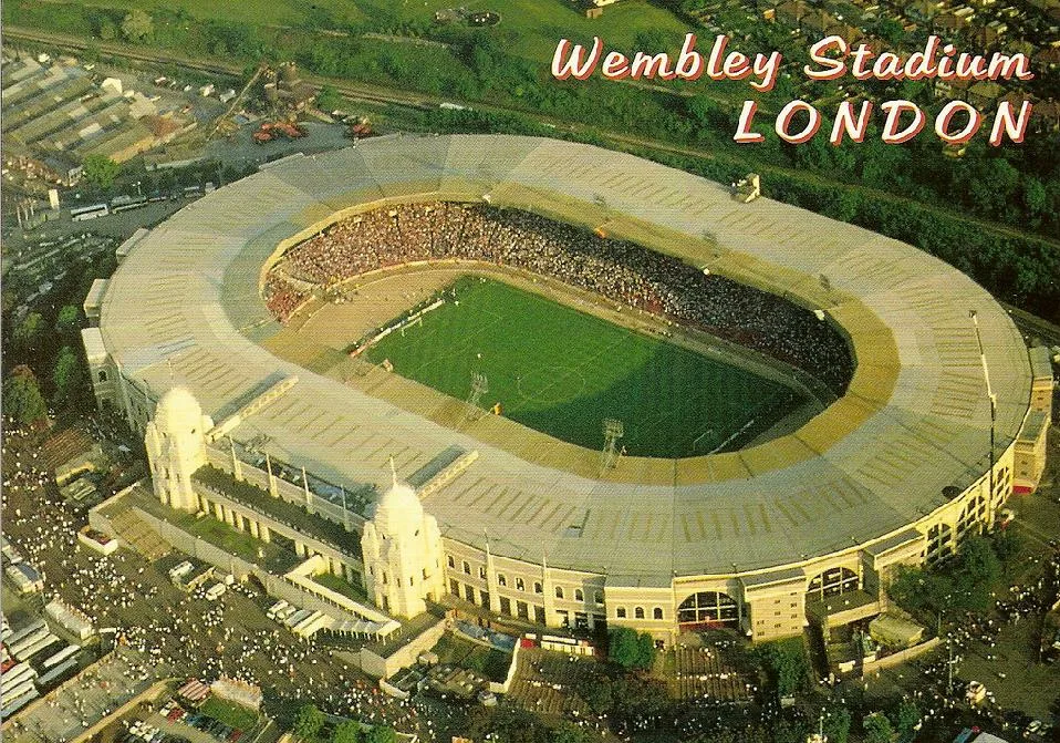 Стадион уэмбли старый. Уэмбли стадион старый. Стадион Уэмбли стадионы английской премьер-Лиги. Стадион Уэмбли в Лондоне. Стадион Уэмбли 1923 год.