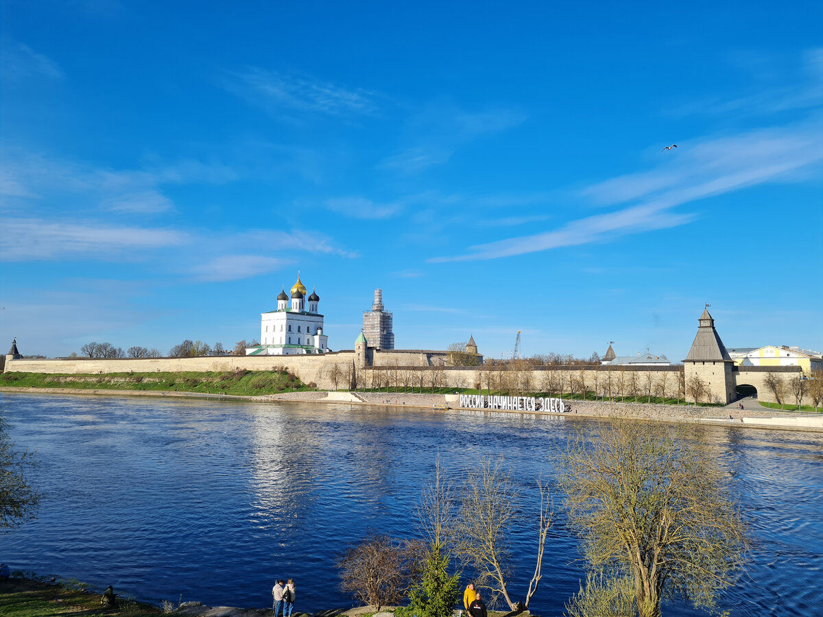Вид на Псковский Кремль с берега р. Великая