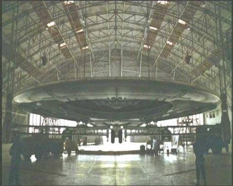 Самое засекреченное место. Сокрытая посреди бесплодной пустыни Невада, Зона 51 – это засекреченная военная база США, назначение которой никогда не было известно широкой общественности. Догадки о том, что происходит на ее территории, давно беспокоят умы любознательных граждан Америки и приверженцев теорий о правительственном заговоре и присутствии на Земле инопланетян. Вокруг Зоны 51 вообще нет забора. В то время как некоторые из ее внутренних частей охраняются по периметру, у самой базы нет физической границы. Это не значит, что можно войти в нее незамеченным, так как во многих местах установлены магнитные датчики, а также сторожевые башни, откуда в вас обязательно выстрелят, если вы попытаетесь это сделать. 