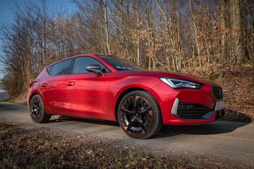 Cupra Leon 1.4 e-Hybrid: бронзовые акценты на дисках - характерная черта дизайна этой марки