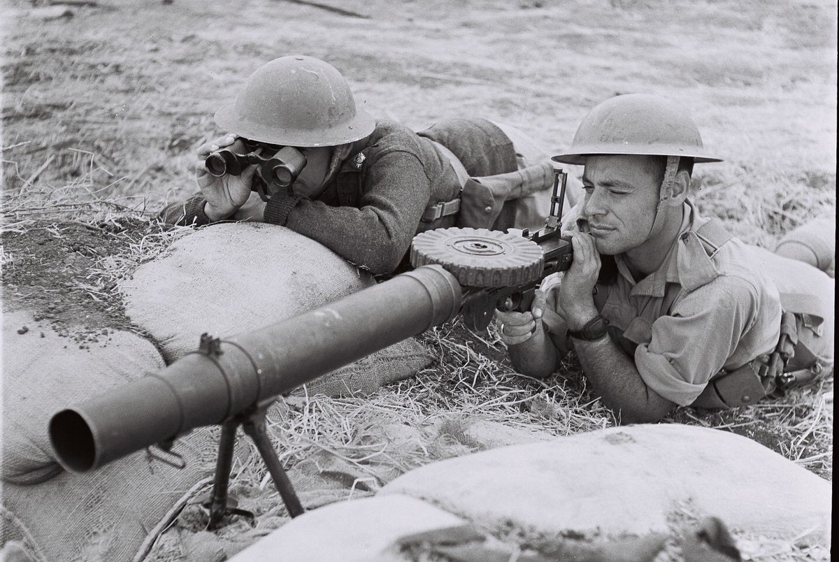 Еврейские солдаты осваивают стрельбу из пулеметов, 1941 .