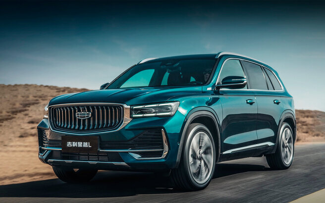 Geely KX11Самый же ожидаемый дебют — это крупный кроссовер Geely KX11, который уже вовсю испытывается на российских дорогах, но в продаже окажется только где-то к лету. Это большая полноприводная машина, она крупнее, чем Volvo XC60, но в ее основе лежит младшая «тележка» CMA, на которой построены Volvo XC40 или Geely Tugella. Спецификации и цены пока не объявлены, но под капотом мы вправе ожидать уже знакомый 238-сильный турбомотор, а «прайс» точно улетит за 3 млн руб.