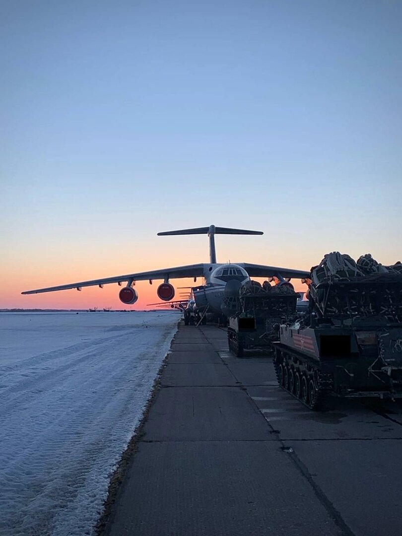 24 февраля, 20 самолётов Ил-76 на одном из аэродромов, загруженные техникой и бойцами на парашютное(!) применение в ожидании взлёта на площадку десантирования в 30 км от Киева - предположительно.