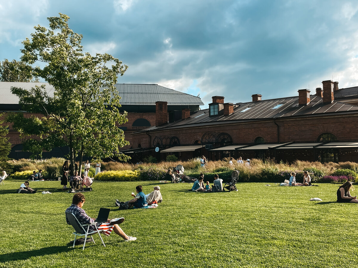 Остров Новая Голландия. Можно устроить пикник или поработать на свежем воздухе.