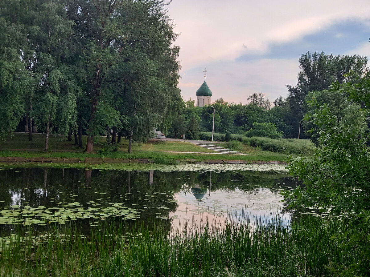 Вид на Спасо-Преображенский собор со стороны реки Трубеж