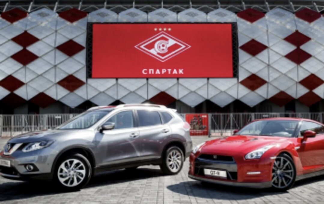 Автомобили концерна Nissan - бывшего спонсора "Спартака" - возле стадиона клуба в Тушине. Фото spartak.com