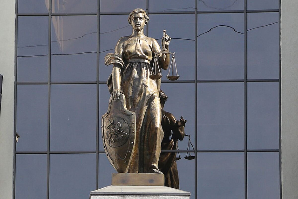    Верховный суд призвал реже заключать обвиняемых под стражу