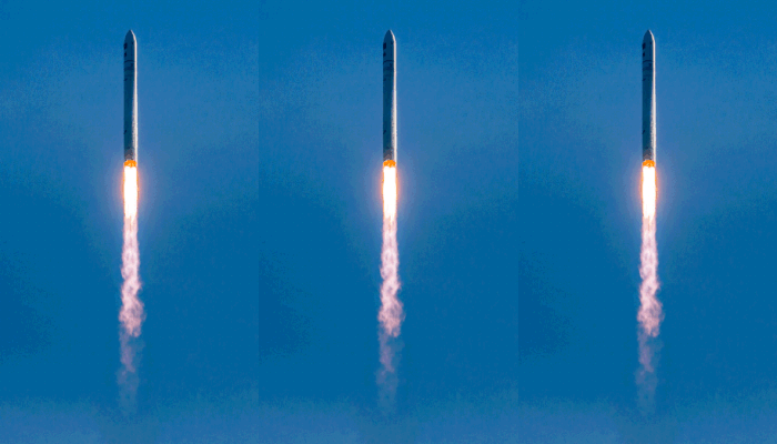 Источник: angkolagifs.blogspot.com. По анимации движения ракеты видно, что газовые выхлопы как бы закручиваются, отталкиваясь от образуемой ими же и перпендикулярной к ним пространственно-полевой плоскости.