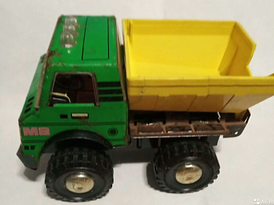 Машинка некомплектная: нет ковша (отвала), боковых зеркал и перекладины в кузове