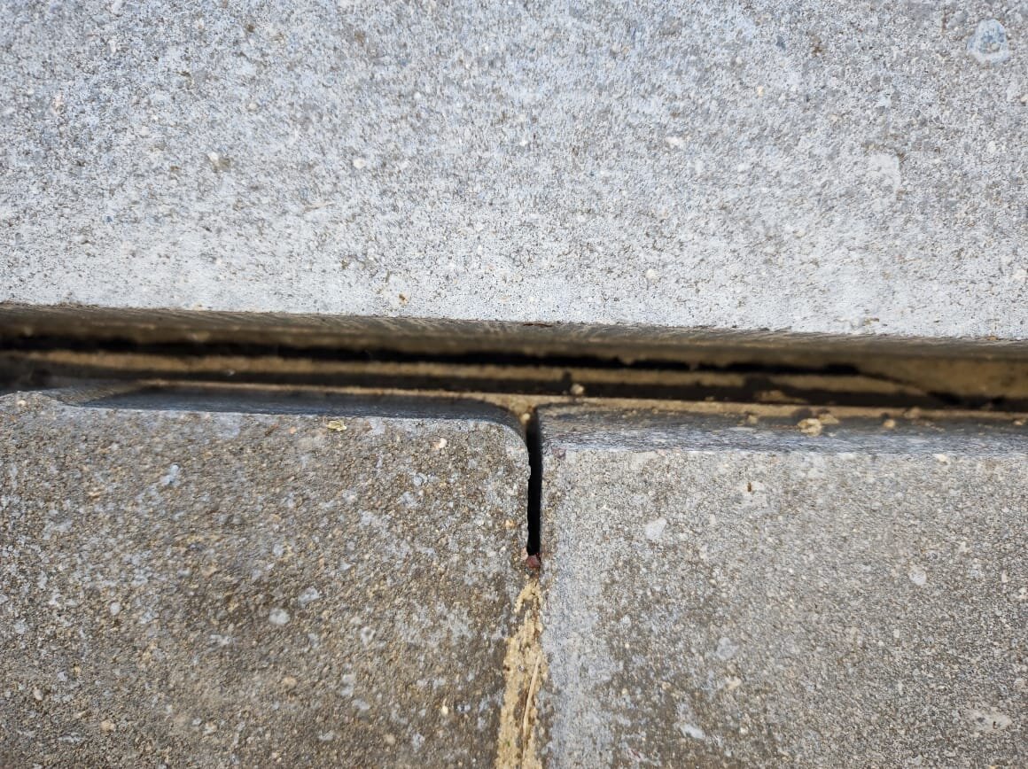 Основание под брусчаткой в жару расширилось, а потом в холод сузилось, а бордюры остались на том же месте. @ Горбунов Сергей