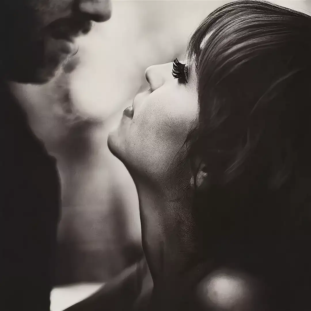 Девушка не смотрит в глаза. Мужчина и женщина черно белое. Мужчина и женщина глаза в глаза. Скромный поцелуй. Страстный поцелуй.