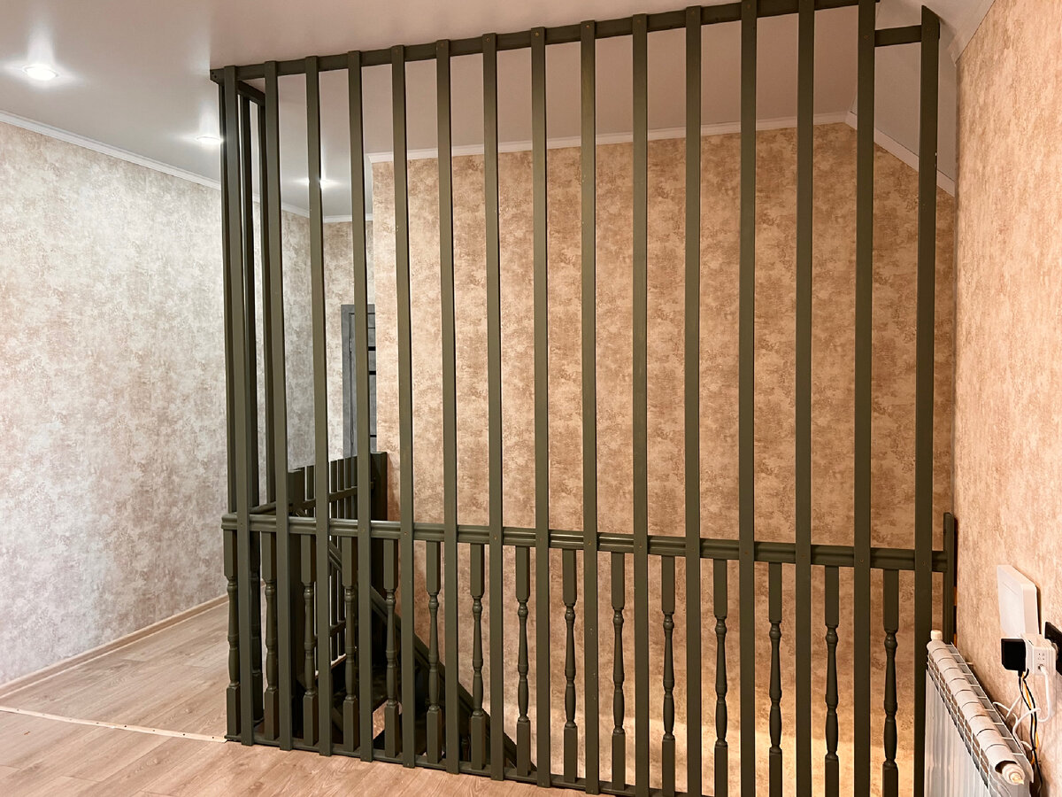 Вот например мы каким образом сделали лестницу безопасной,ведь в доме трое детей.