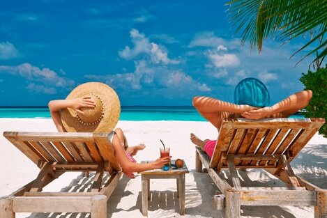 Люди на пляже внешне больше мотивируют, чем люди в яме))).